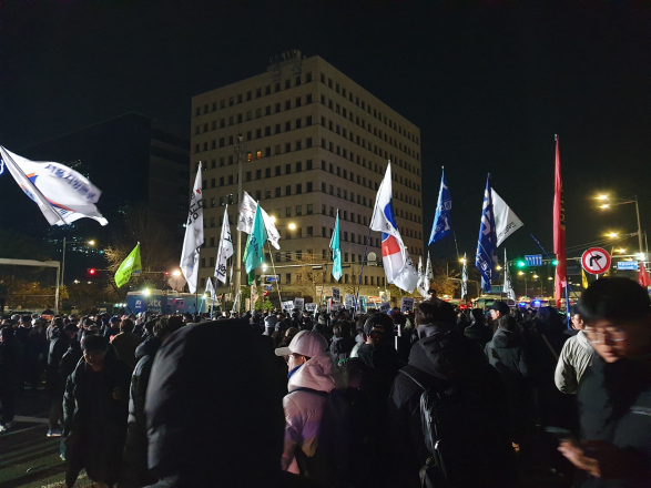 Protestors in Seoul rally against the declaration of martial law on the 2nd of December. Picture credit: Hashflu