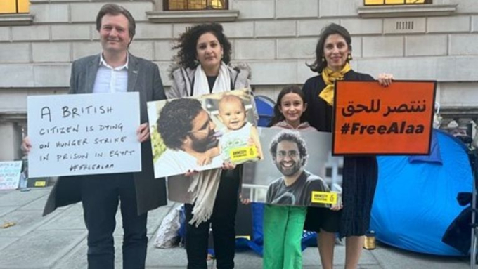 Nazanin Zaghari-Ratcliffe and Richard Ratcliffe protest for Alaa Abd el-Fattah