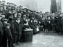 Dublin workers wait for food aid ships sent by British unions