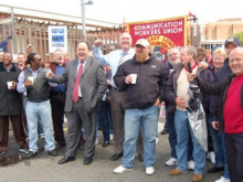 Dave Ward and Billy Hayes on a picket line, 2007